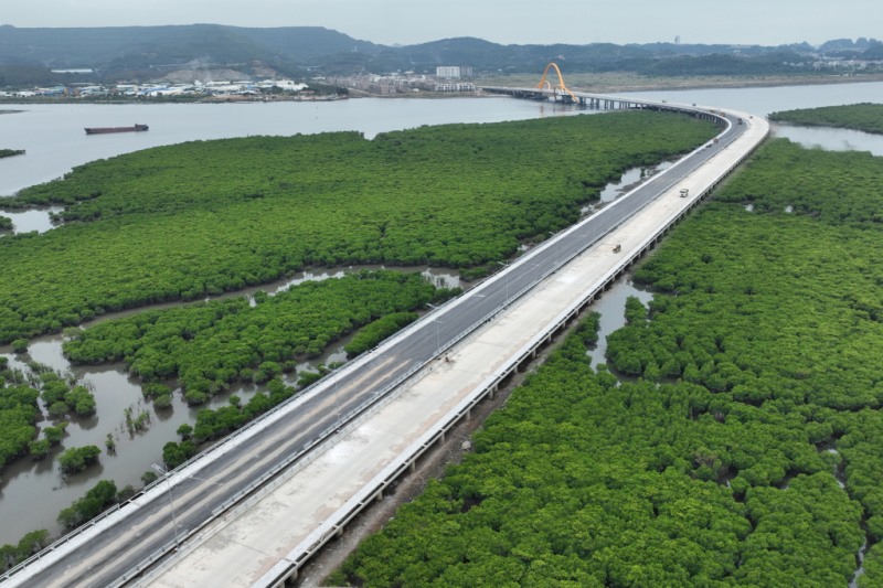 Nước rút hoàn thành cầu Cửa Lục 3