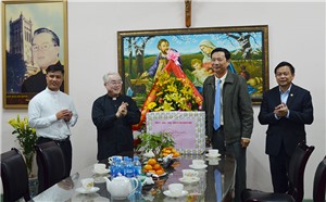 Bí thư Tỉnh ủy chúc mừng giáo xứ Hòn Gai nhân dịp Giáng sinh 2018
