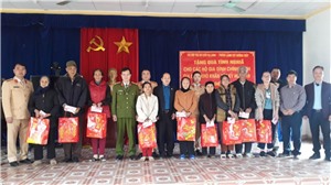 Chi hội Tàu du lịch tặng quà tết cho hộ nghèo huyện Ba Chẽ