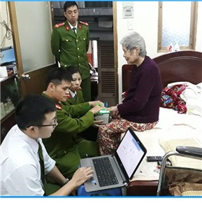 Công an Thành phố Hạ Long cấp căn cước cho công dân tại nhà.