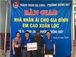 Thành đoàn Hạ Long trao nhà khăn quàng đỏ