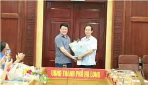 Trao quyết định của UBND thành phố về công tác cán bộ