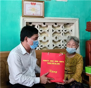 Đồng chí Nguyễn Tiến Dũng, Phó Bí thư Thành ủy, Chủ tịch UBND thành phố thăm, tặng quà gia đình chính sách nhân dịp 27/7