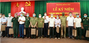 Đồng chí Vũ Văn Diện, Ủy viên BTV Tỉnh ủy, Bí thư Thành ủy, Chủ tịch HĐND thành phố dự Lễ kỷ niệm 74 năm ngày TBLS tại phường Hồng Hải
