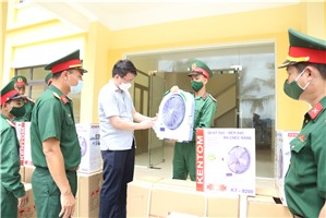 Thăm, tặng quà cán bộ, chiến sỹ đảo Hòn Rồng