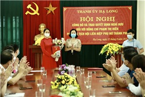 Trao quyết định nghỉ hưu cho Phó Chủ tịch Hội LHPN Thành phố