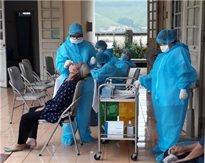 Xã Dân Chủ test nhanh tầm soát Covid-19 cho các đối tượng có nguy cơ cao