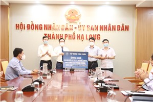 Tập đoàn Tuần Châu ủng hộ 50.000 bộ kit test nhanh Covid-19 cho thành phố