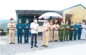 Chủ tịch UBND tỉnh Nguyễn Tường Văn tặng Bằng khen cho chốt kiểm soát liên ngành phòng, chống dịch Covid-19 tại đèo Hạ My (xã Tân Dân, TP Hạ Long)