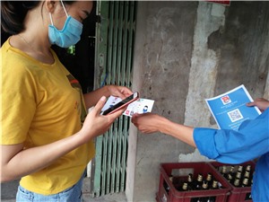 Thanh niên Bằng Cả hướng dẫn các hộ kinh doanh cài đặt ứng dụng Bluezone phòng, chống dịch Covid-19