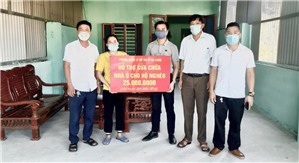 Phòng Quản lý đô thị thành phố hỗ trợ sửa nhà cho hộ nghèo xã Sơn Dương