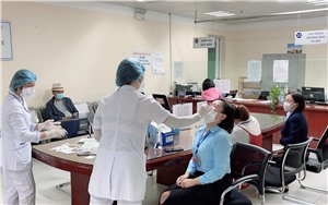 Test nhanh Covid-19 lần 3 cho CBCCVC, người lao động Trung tâm Hành chính công thành phố