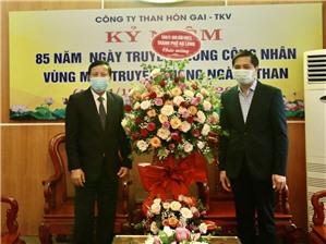 Lãnh đạo thành phố tặng hoa, chúc mừng các đơn vị ngành Than