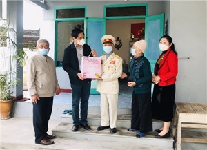 Lãnh đạo Thành phố thăm, tặng quà tết một số đơn vị, cá nhân tiêu biểu trên địa bàn