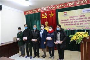 Tặng quà cho Tết cho hộ nghèo, cận nghèo, người gặp hoàn cảnh khó khăn do ảnh hưởng bởi đại dịch Covid 19