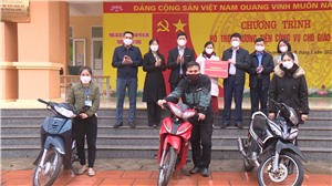 TP Hạ Long trao tặng xe máy cho giáo viên vùng cao