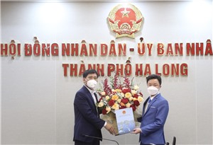 Trao Quyết định của UBNDTP Hạ Long về việc bổ nhiệm Giám đốc Ban quản lý Dự án đầu tư xây dựng TP Hạ Long