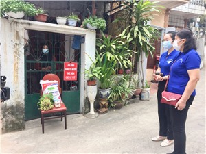 Hội LHPN phường Bãi Cháy thăm, tặng quà cán bộ Hội bị nhiễm bệnh covid-19