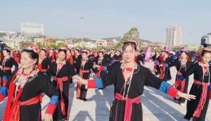 Chương trình “Phụ nữ Hạ Long – Vũ điệu bên bờ di sản”