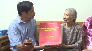 Lãnh đạo thành phố thăm, chúc mừng Người cao tuổi nhân ngày Quốc tế người cao tuổi 1/10