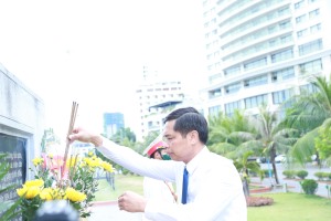 Lãnh đạo thành phố dâng hương, dâng hoa tại Bia chiến thắng trận đầu Cửa Lục - Bãi Cháy 