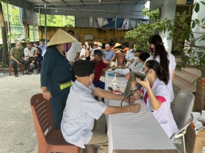 Phường Hùng Thắng: Khám sức khỏe, tặng quà người cao tuổi nhân ngày 1/10