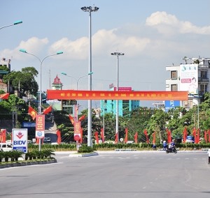 Người dân Hạ Long trang hoàng cờ hoa, chào mừng Quốc khánh 	