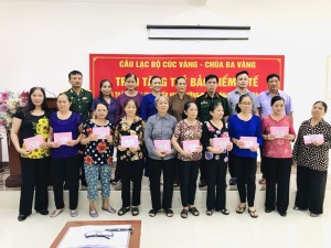 Trao thẻ bảo hiểm y tế hỗ trợ thân nhân nạn nhân chất độc da cam TP Hạ Long
