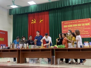 Khai giảng lớp đào tạo nghiệp vụ chế biến món ăn, pha chế đồ uống trên địa bàn xã Dân Chủ