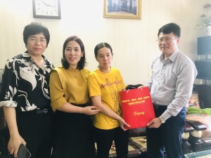 Lãnh đạo Thành phố: thăm, tặng  quà phụ nữ và trẻ em gái nhân tháng hành động vì bình đẳng giới