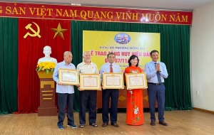 Các địa phương trao huy hiệu đảng đợt 07/11/2022 