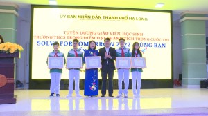 Lãnh đạo Thành phố khen thưởng học sinh có thành tích xuất sắc