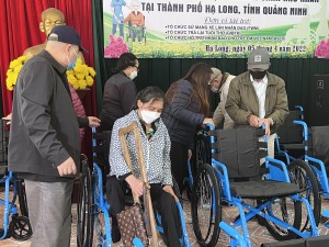 Trao tặng xe lăn cho người khuyết tật có hoàn cảnh khó khăn