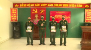 Trao thưởng nóng cho Đồn biên phòng cửa khẩu cảng Hòn Gai