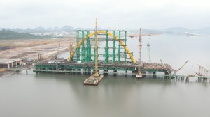 Hợp long nhịp chính cầu Cửa Lục 3