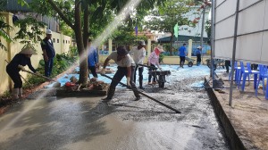 Phường Tuần Châu đổ bê tông sân nhà văn hóa khu phố 3 theo tinh thần Nghị quyết 21