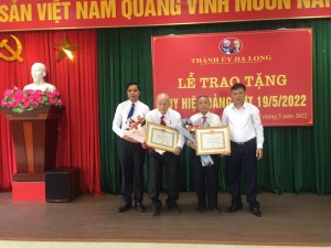 Nhiều địa phương tổ chức trao huy hiệu Đảng đợt 19/5