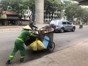 Những công nhân môi trường thầm lặng dọn rác sau tết