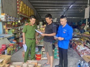 Công an xã Lê Lợi tuyên truyền phòng chống tội phạm trên địa bàn xã.