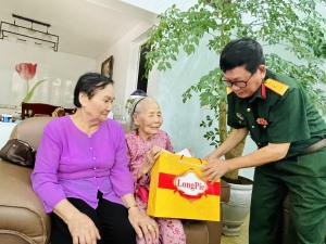 Thăm, tặng quà 64 trường hợp người có công, gia đình chính sách