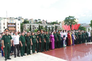 Thành ủy, HĐND, UBND, UBMT TQ TP Hạ Long đặt vòng hoa và dâng hương tại Đài tưởng niệm các anh hùng liệt sỹ TP Hạ Long