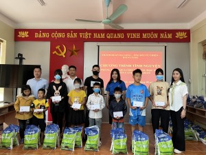 Tặng quà cho học sinh có hoàn cảnh khó khăn nhân dịp khai giảng năm học mới 2022-2023