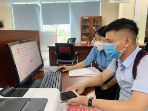 Trung tâm Hành chính công Thành phố thực hiện 100% thu lệ phí không sử dụng tiền mặt