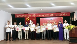 Đảng bộ các đơn vị trực thuộc tổ chức Lễ trao tặng huy hiệu Đảng đợt 2/9