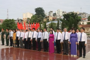 Lãnh đạo tỉnh dâng hương kỷ niệm 77 năm Cách mạng Tháng Tám và Quốc khánh 2/9