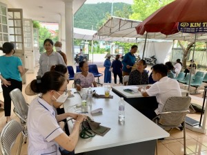 Bệnh viện Bãi Cháy tổ chức khám lưu động cho người dân tại xã Dân Chủ