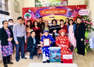 Đồng chí Vũ Văn Diện, Bí thư Thành ủy, Chủ tịch HĐND Thành phố chúc thọ cụ cao tuổi
