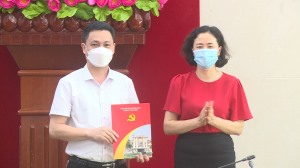 Trao Quyết định về công tác cán bộ