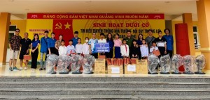 Đoàn Thanh niên phường Trần Hưng Đạo thăm, tặng quà học sinh trường TH&THCS Kỳ Thượng