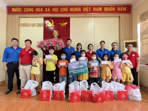 Nhiều tổ chức, đơn vị tặng quà cho học sinh có hoàn cảnh khó khăn